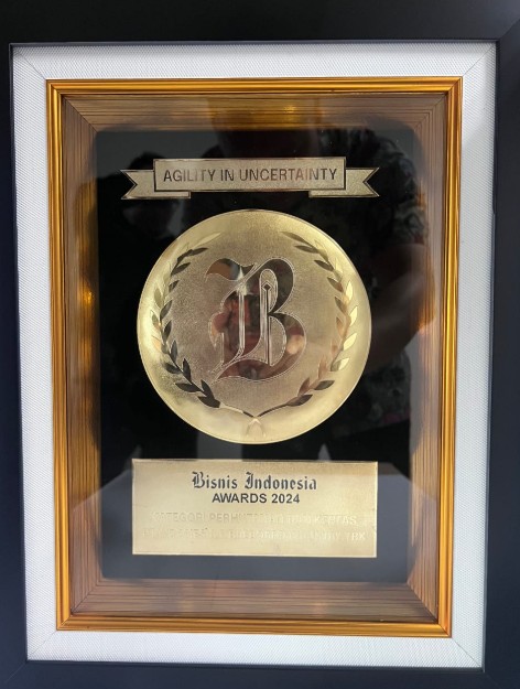 Cover Penghargaan Bisnis Indonesia Award 2024 sebagai Perusahaan Terbaik dalam Kategori Perhutanan dan Kertas.
