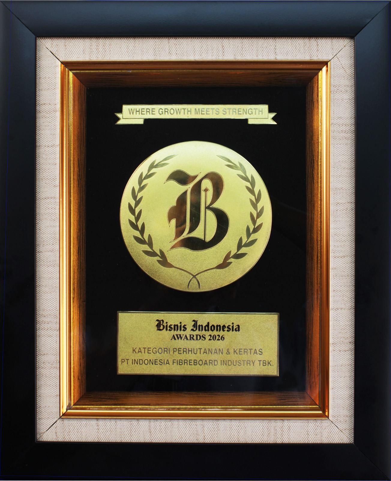 Cover Penghargaan Bisnis Indonesia Award 2026 sebagai Perusahaan Terbaik dalam Kategori Perhutanan dan Kertas.