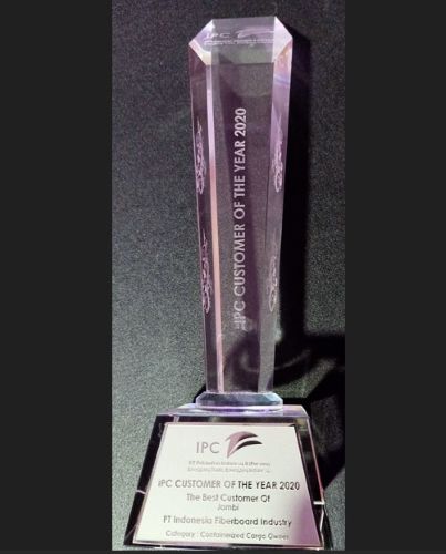 Cover Piala Penghargaan IPC Customer of the Year 2020 the Best Customer of Jambi Category Containerized Cargo Owner.